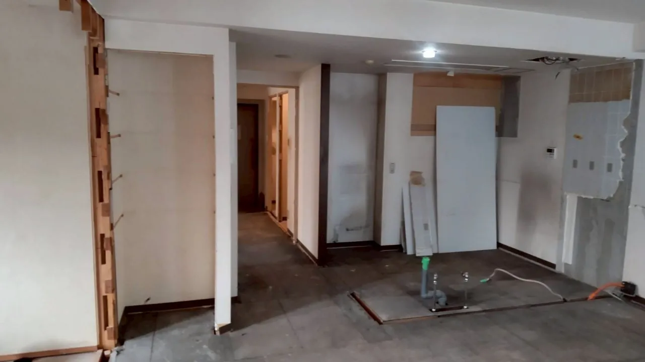 マンション部分改修の解体工事|間仕切りを撤去した室内