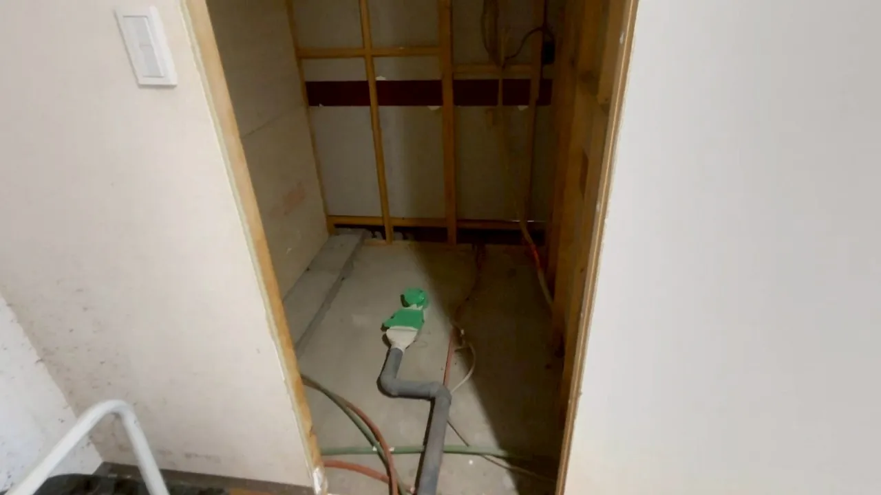 マンション部分改修の解体工事|壁際の解体状況