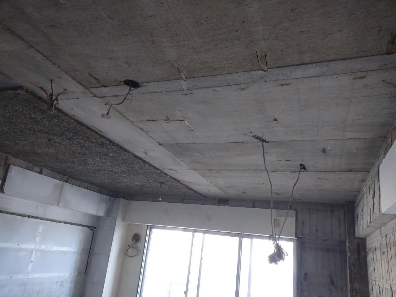 マンションのスケルトン解体・石綿調査|天井・躯体が見える状態