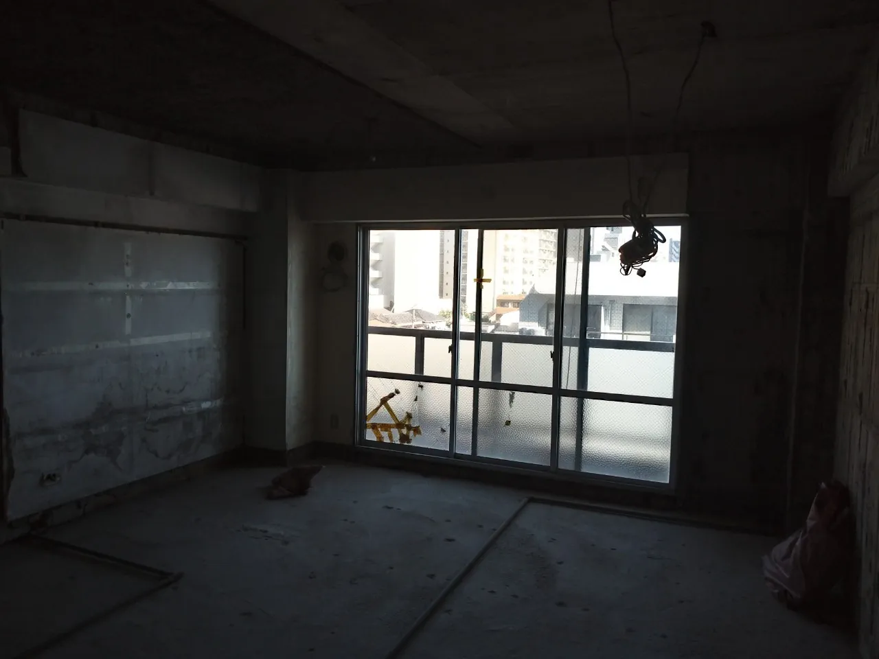 マンションのスケルトン解体・石綿調査|内装を撤去した室内