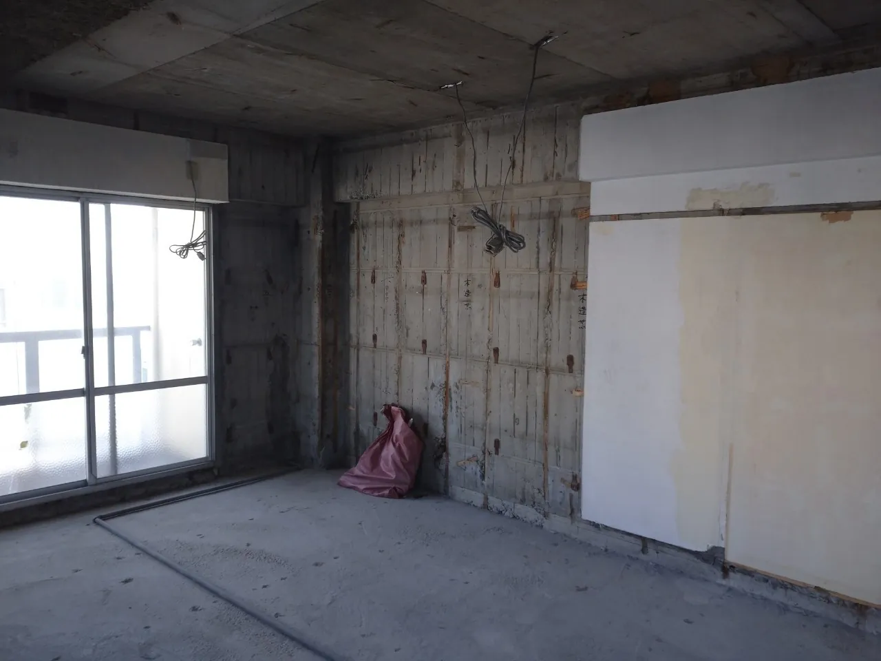 マンションのスケルトン解体・石綿調査|内装を撤去した室内