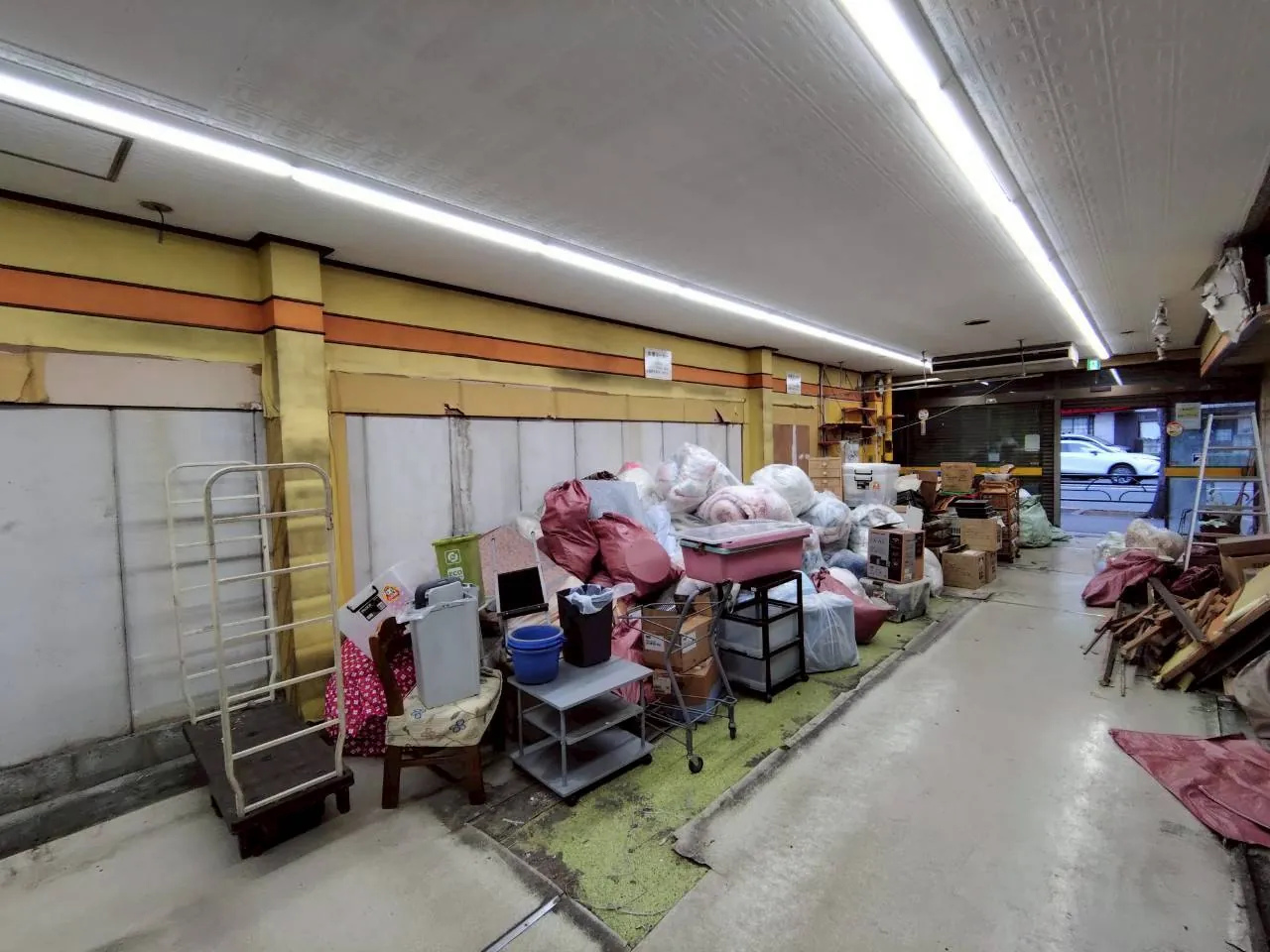 店舗・住居の残置物処分|店舗内の什器・日用品