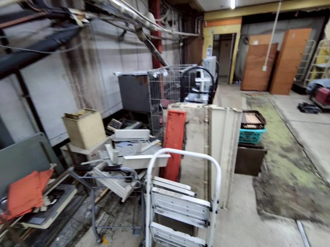 店舗・住居の残置物処分|店舗内に残された家電・什器
