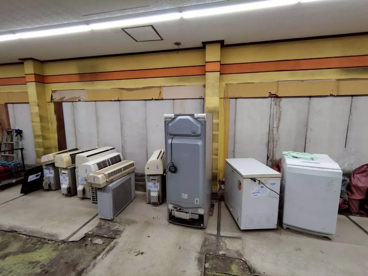 店舗・住居の残置物処分|店舗内に並んだ家電・冷蔵設備