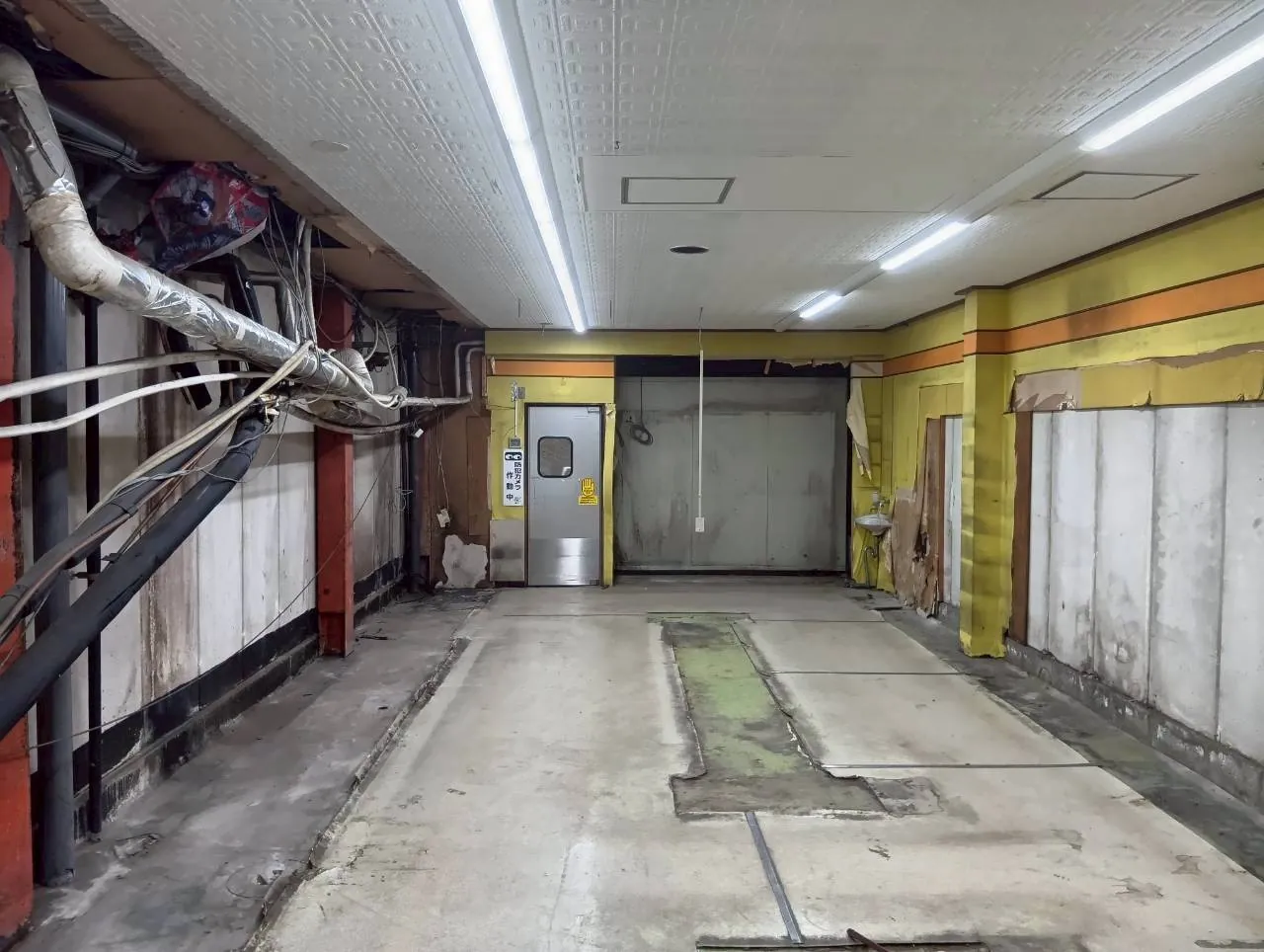 店舗・住居の残置物処分|店舗の店内(通路)