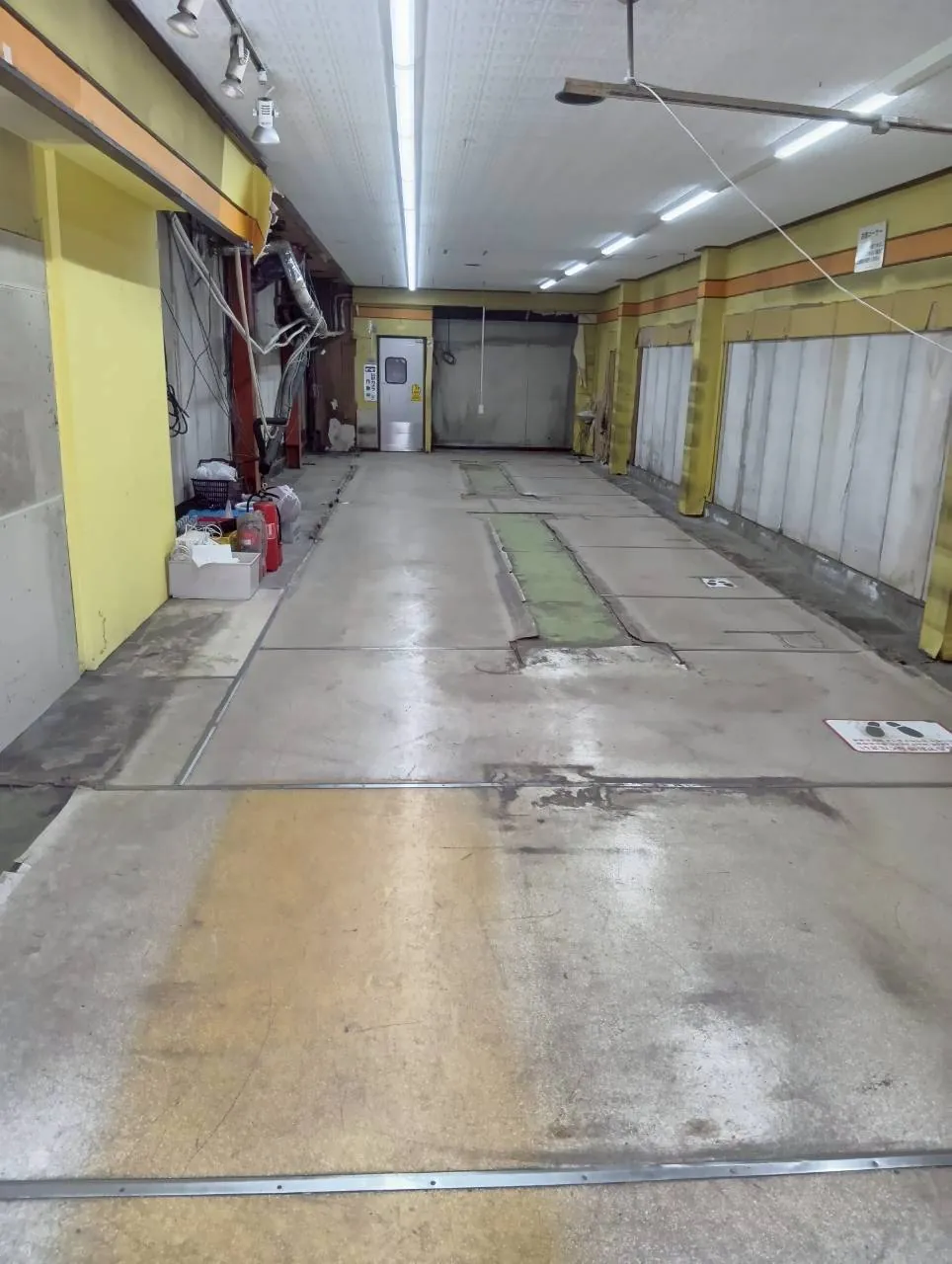 店舗・住居の残置物処分|店舗の店内(通路)